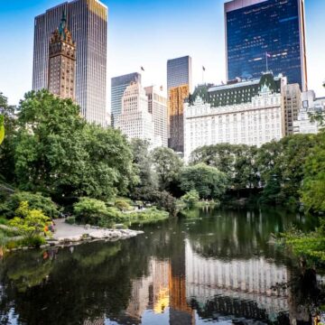 Lago en Central Park, Nueva York: Ejemplo de espacio verde en una ciudad sostenible