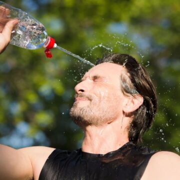 Corredor refrescante después de un entrenamiento en ola de calor.