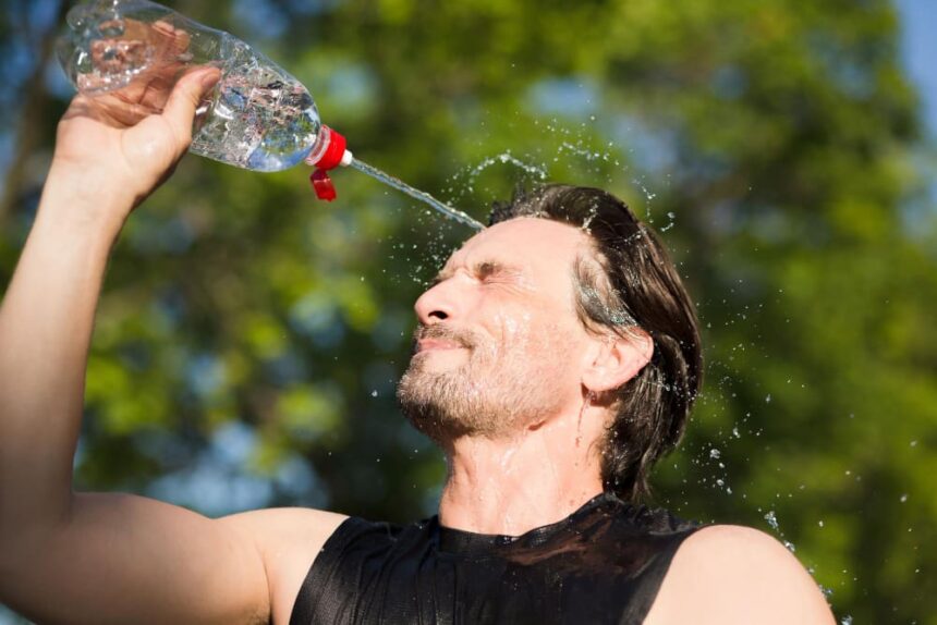 Corredor refrescante después de un entrenamiento en ola de calor.