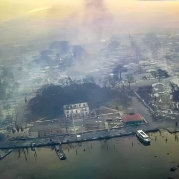 Vista aérea de Lahaina, ciudad histórica turística en Maui, Hawái, antes de los incendios.