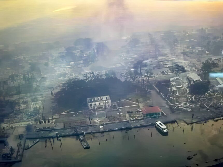 Vista aérea de Lahaina, ciudad histórica turística en Maui, Hawái, antes de los incendios.