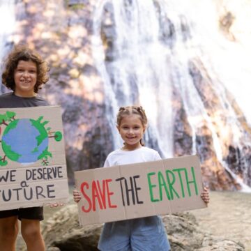 Niños celebrando el Día Mundial del Medio Ambiente en exteriores.