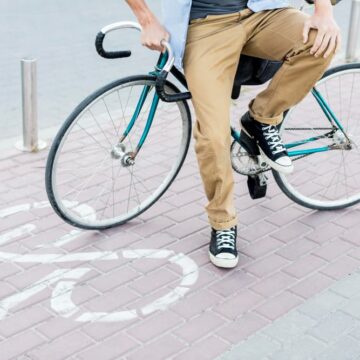 Hombre en bicicleta promoviendo el transporte sostenible